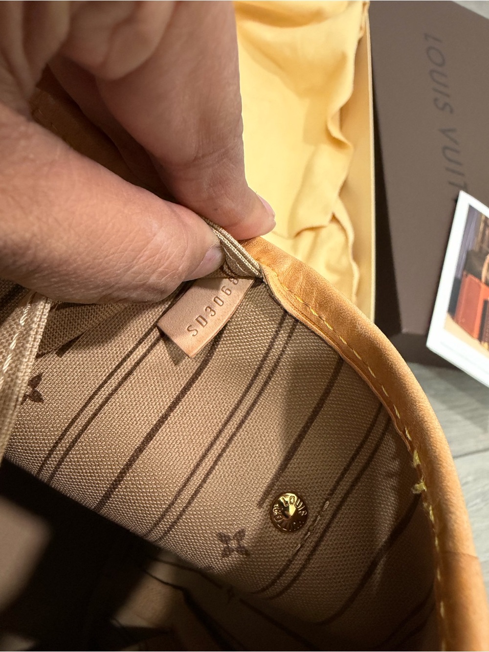 Louis Vuitton Neverfull MM tote in classic monogram canvas - Picture 10 of 14